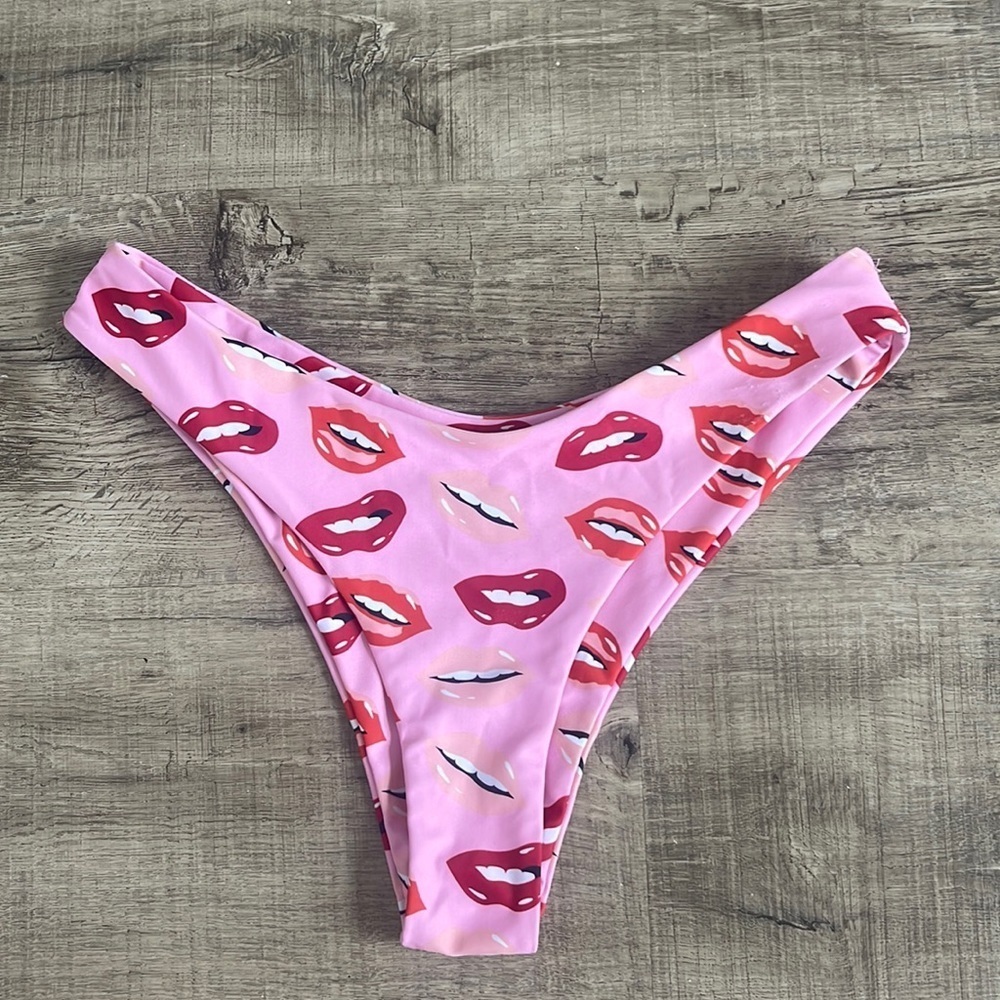 Lip print high leg cut bikini